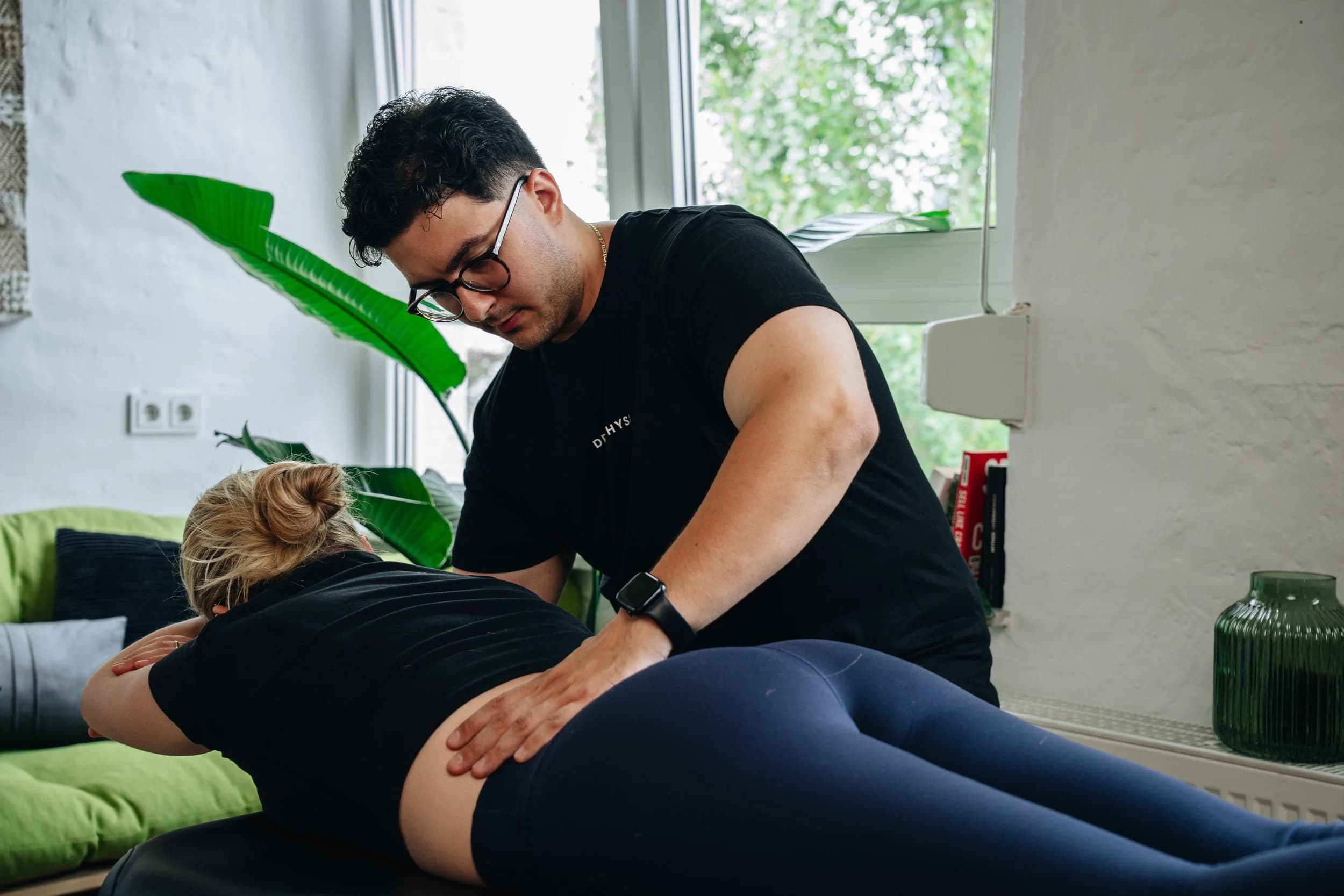 Manuelle Behandlung im Büro-Setup — Schulter-Nacken-Bereich