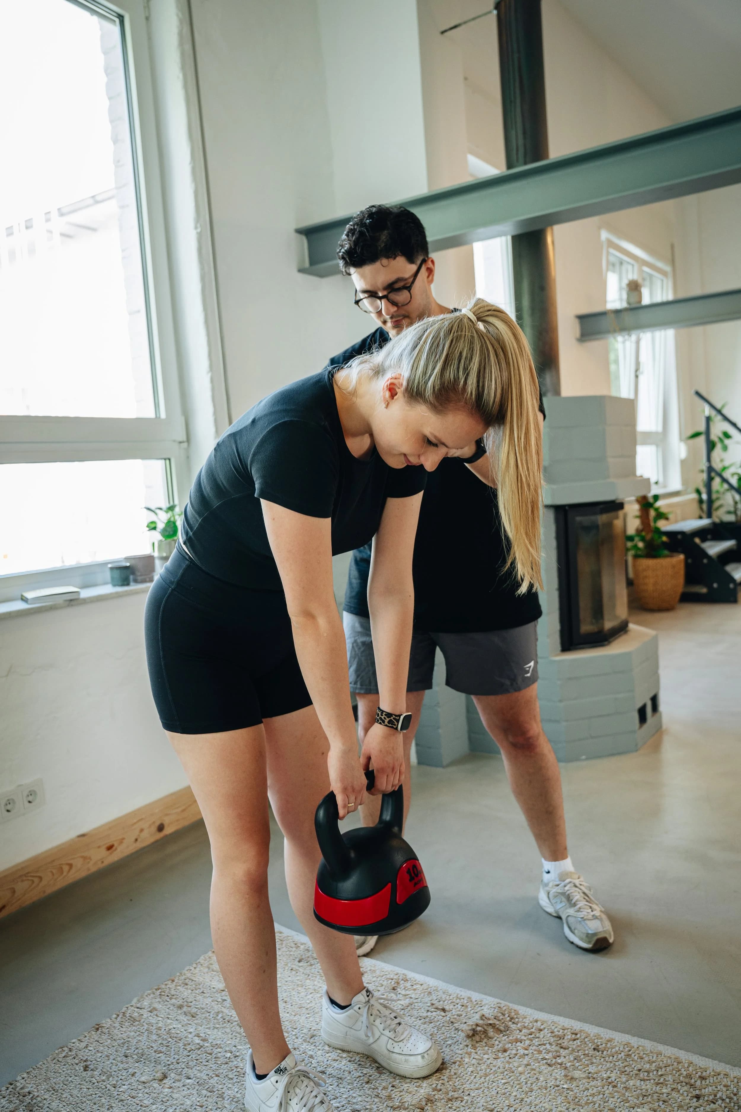 Dimitrios Rallis vor dem Hausbesuch — mobiler Therapieplatz im Büro