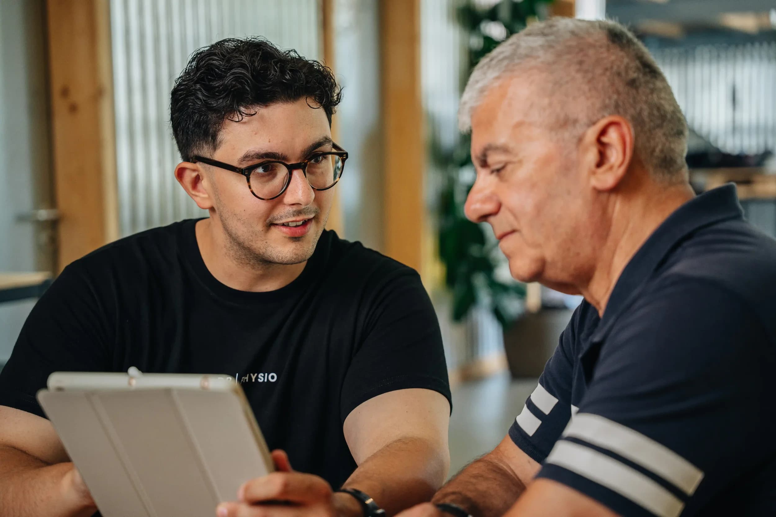 Mobile Therapieliege im Hausbesuch-Setup vor Beginn der Behandlung