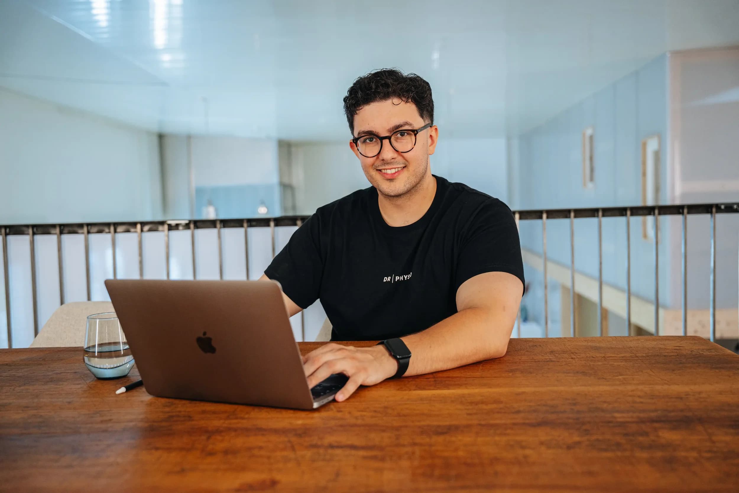 Manuelle Mobilisation der Schulter beim Patienten zu Hause