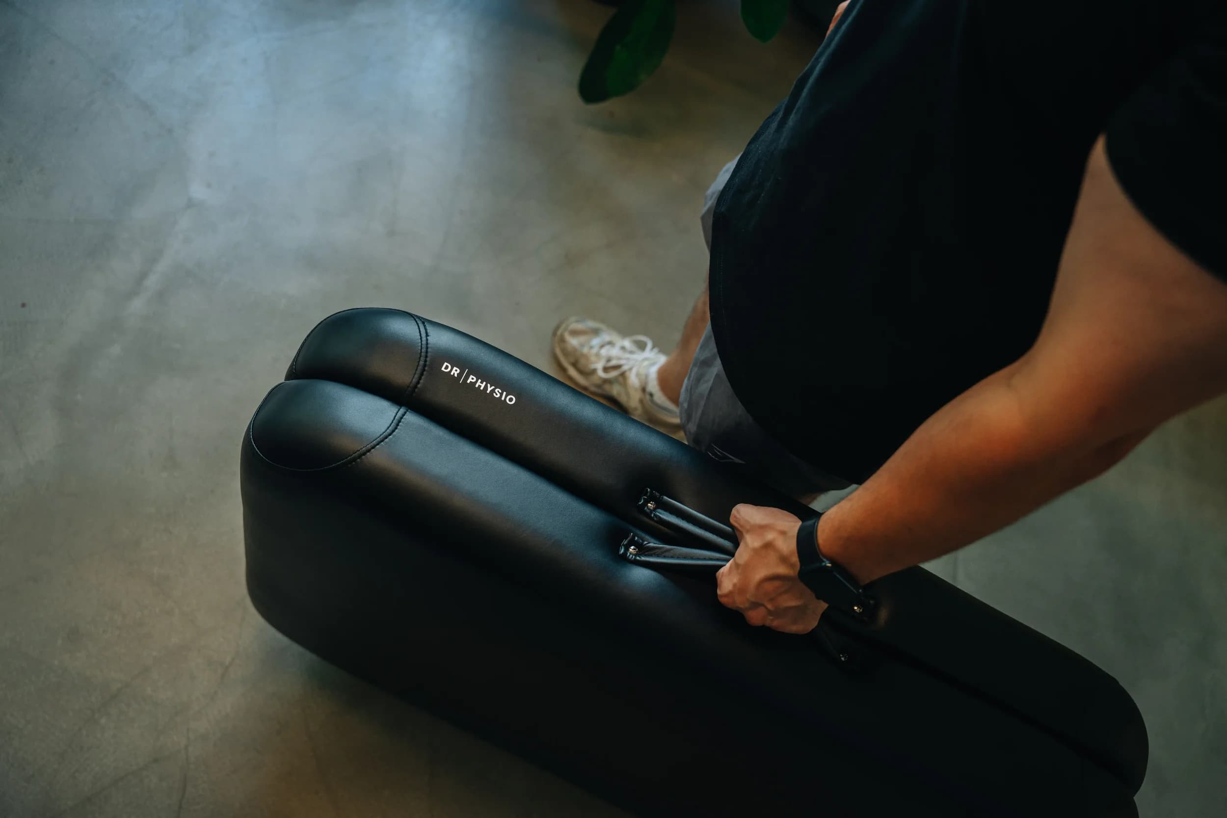 Übung zur Aktivierung der Knie-Stabilisatoren mit Therapieband