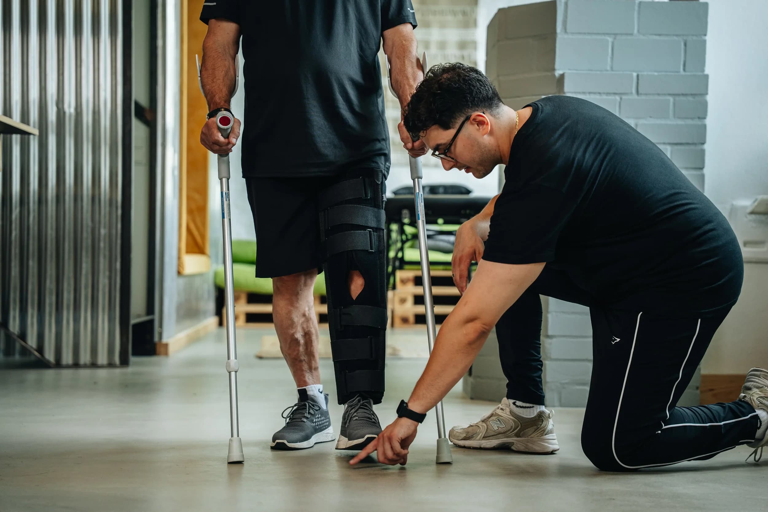 Hands-on-Behandlung am Knie im häuslichen Umfeld