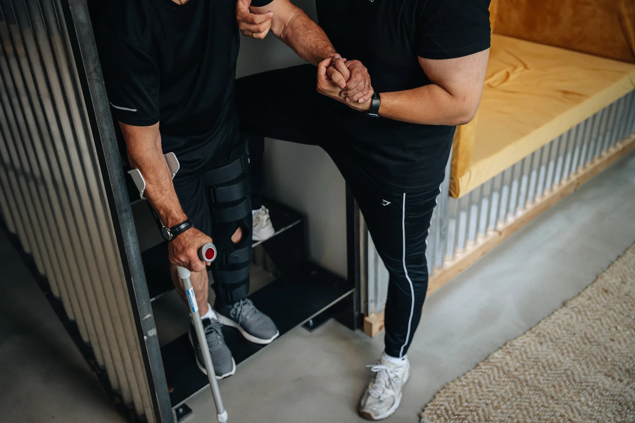 Manuelle Mobilisation der Schulter im Wohnzimmer-Setup