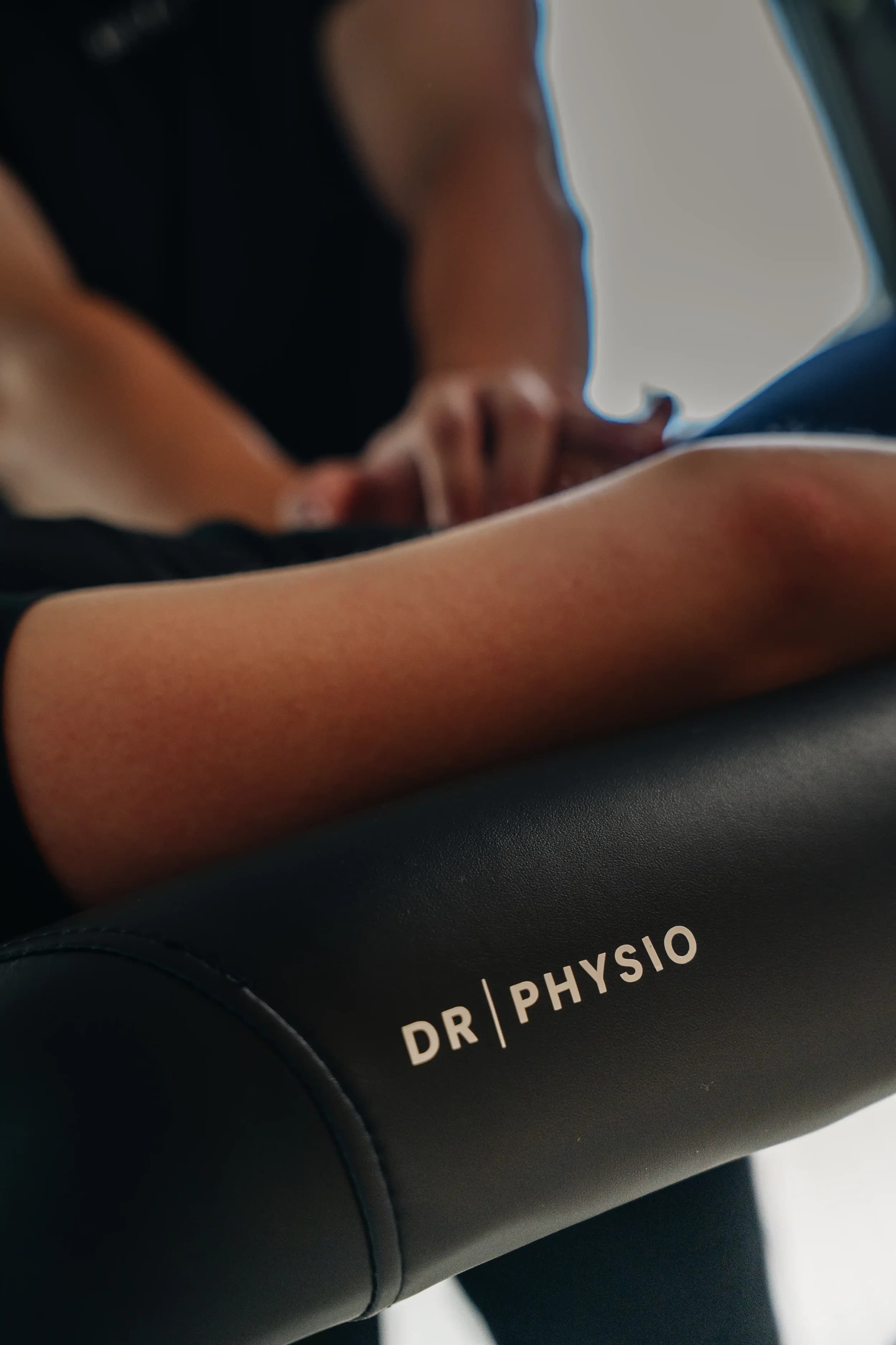 Mobile Physiotherapie im Wohnzimmer — Dimitrios Rallis bei der Anamnese mit einem Patienten