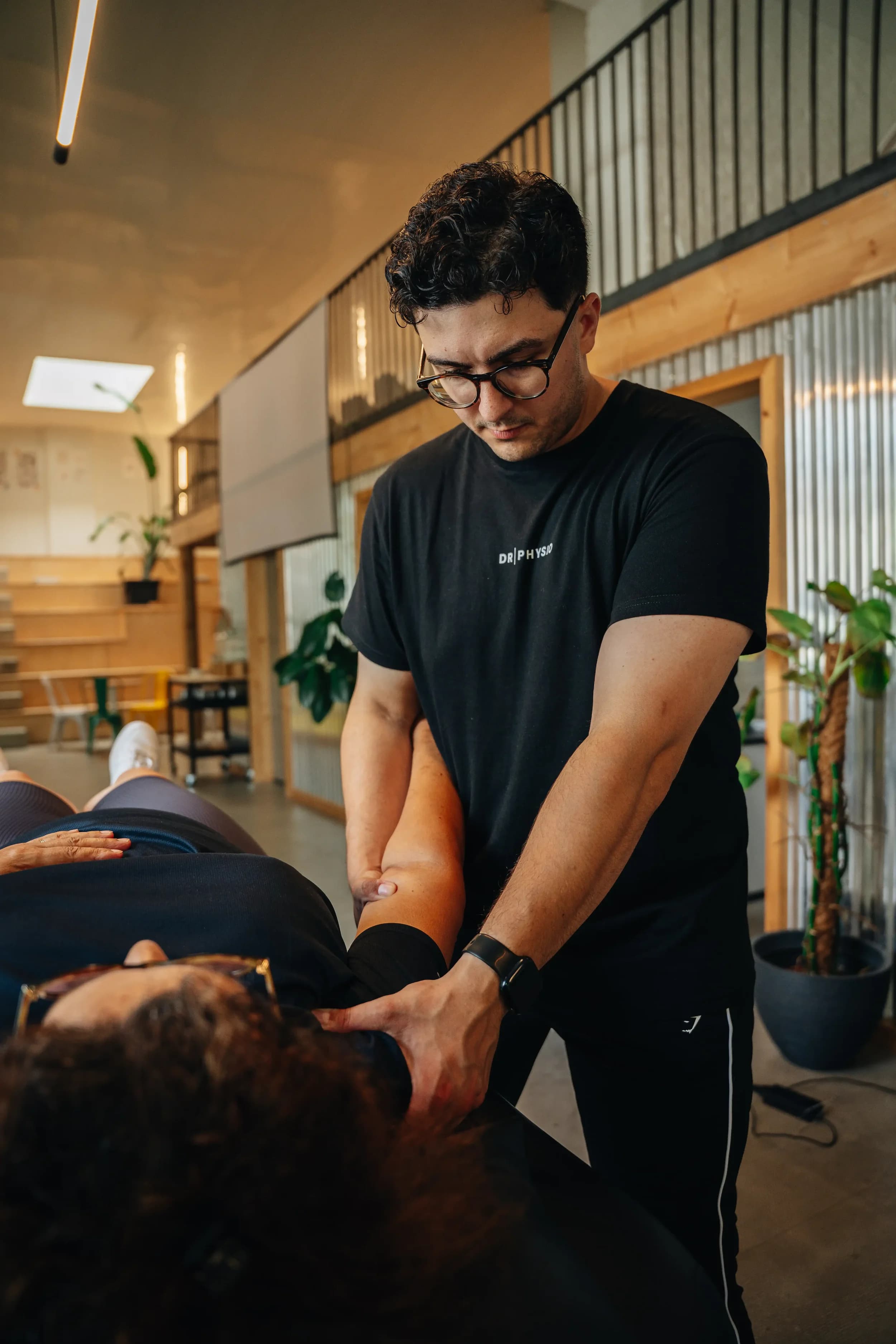 Dimitrios Rallis im Gespräch mit einer Patientin vor Beginn der Behandlung