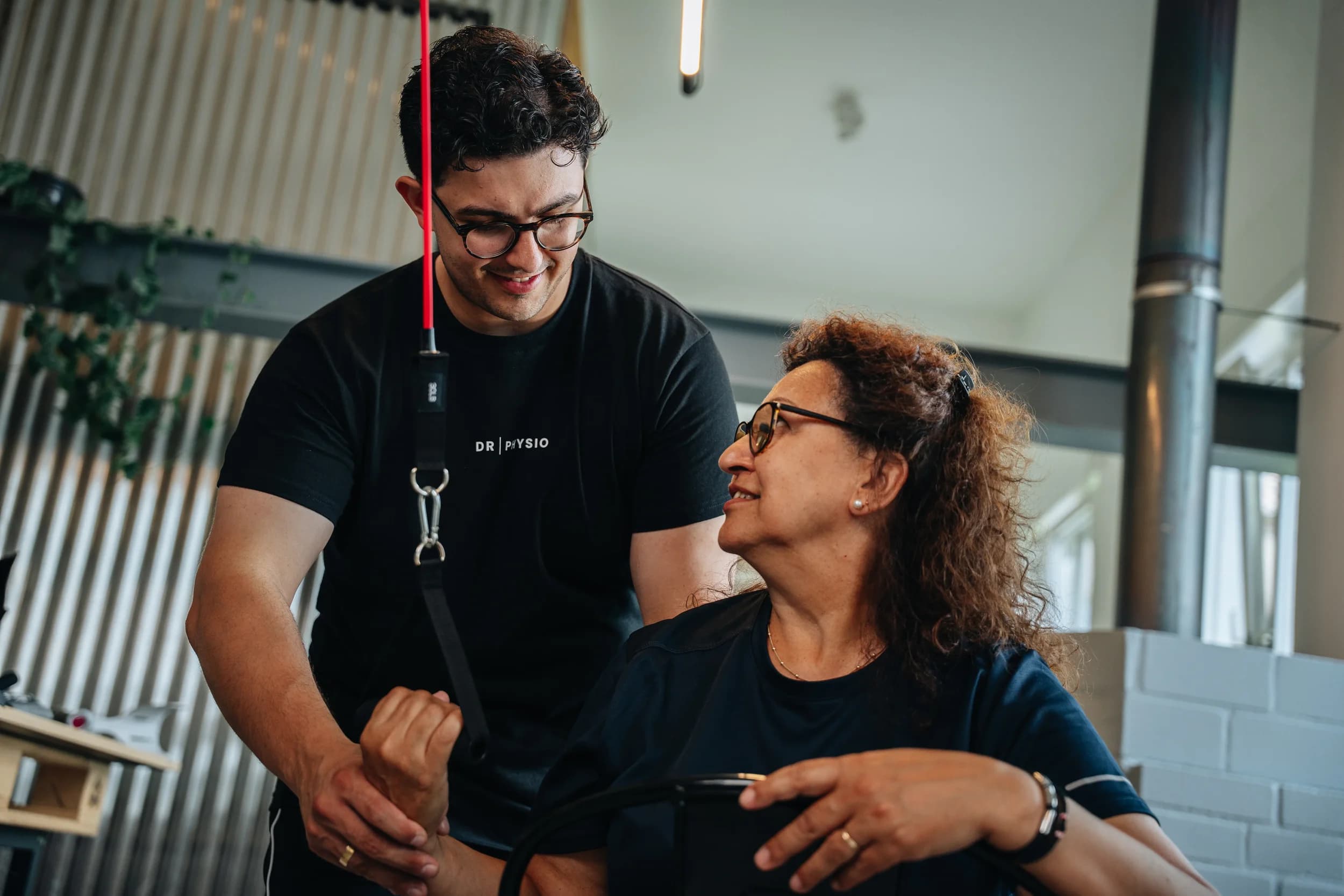 Anleitung einer Übung am Therapieband im häuslichen Umfeld