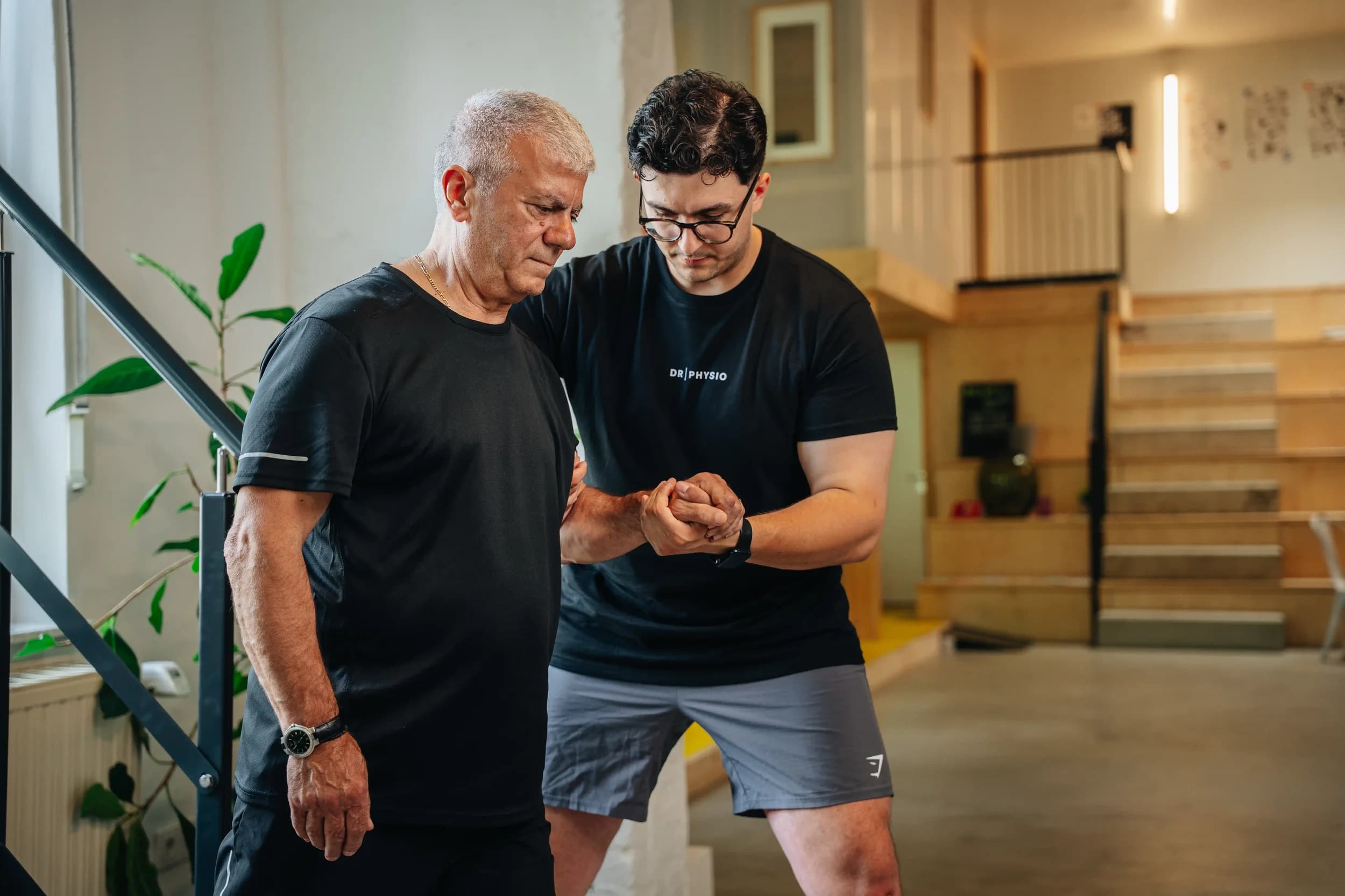 Hands-on-Behandlung der Schulter — manuelle Therapie im Wohnzimmer