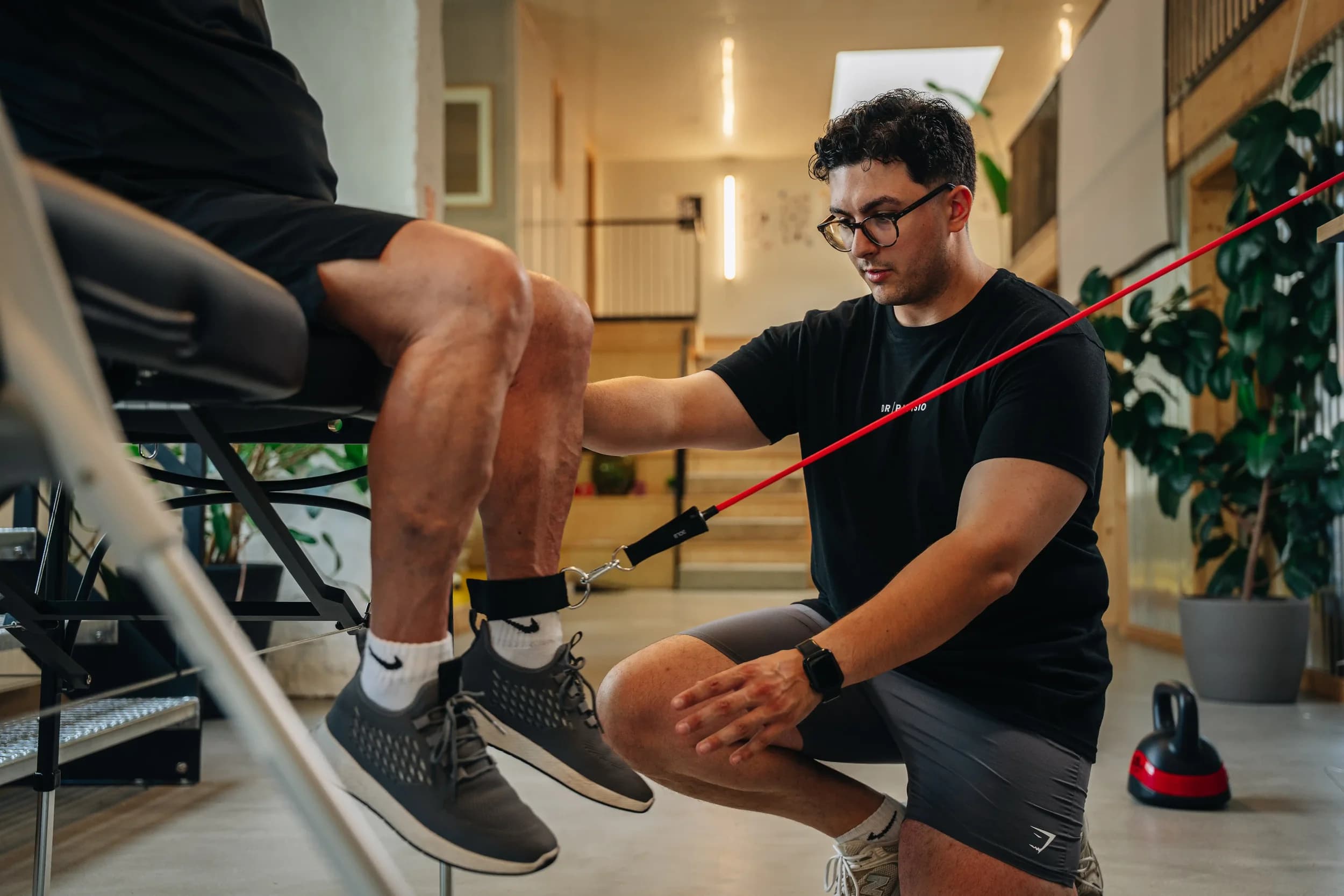 Funktionelle Übung zur Stabilisation des Rumpfes mit Therapieband