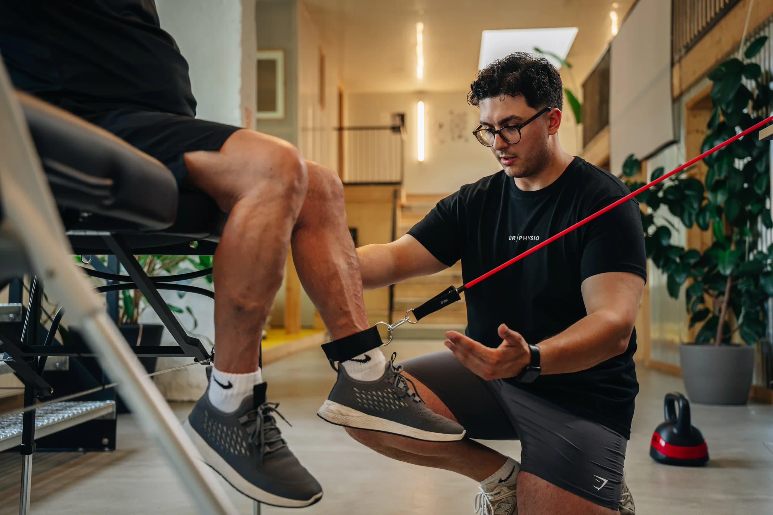 Hands-on-Behandlung im Schulter-Nacken-Bereich beim Hausbesuch