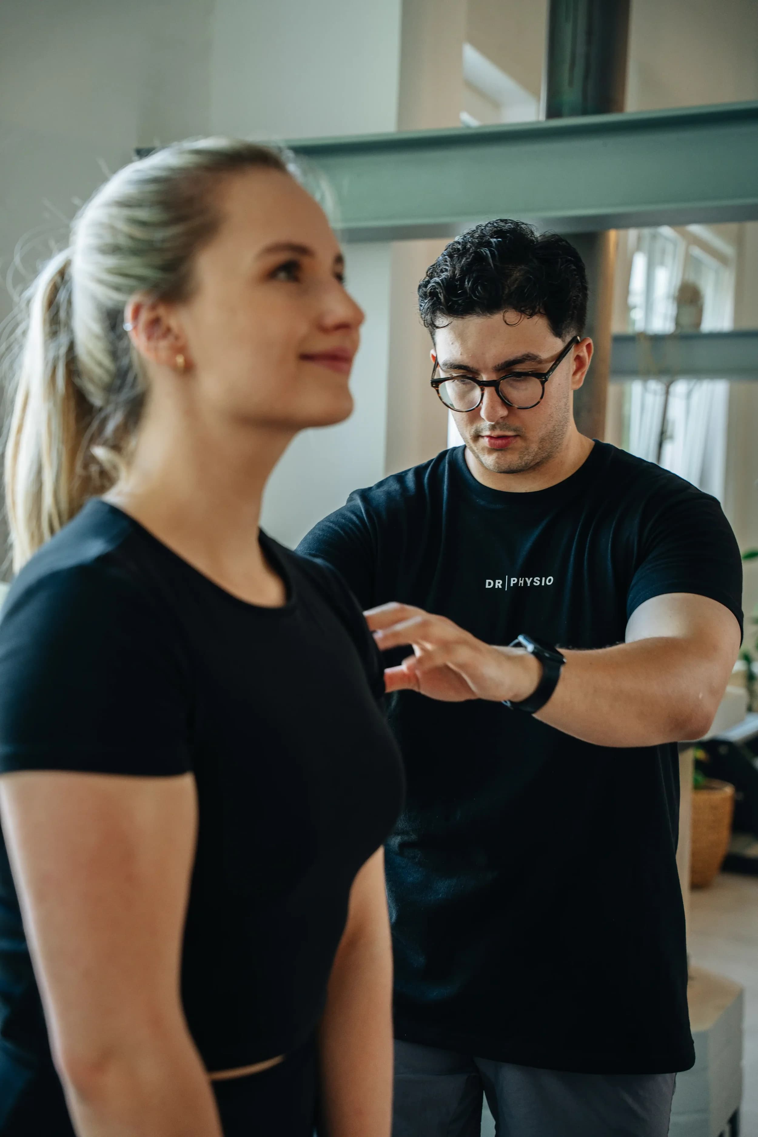 Mobile Physiotherapie im Wohnzimmer — Dimitrios Rallis im Hausbesuch-Setup