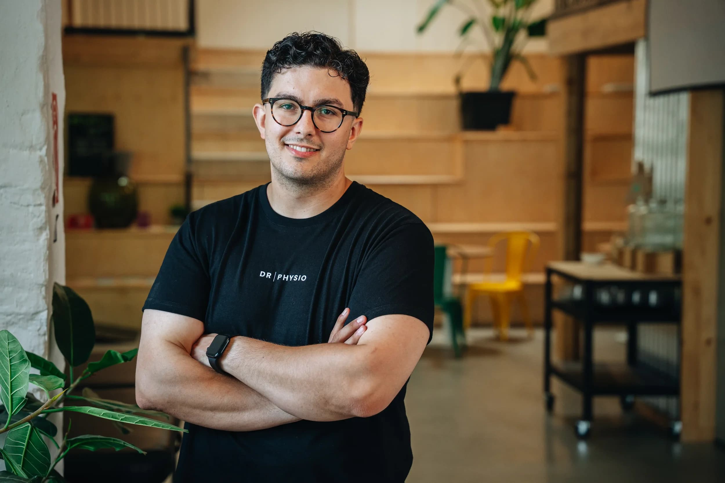 Therapieband-Übung zur Aktivierung der Schultermuskulatur